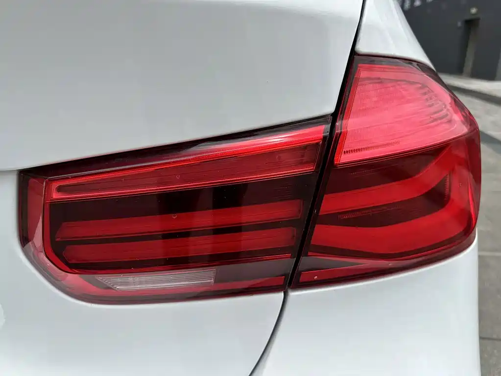 BMW 3 Series 2018 — фото 36