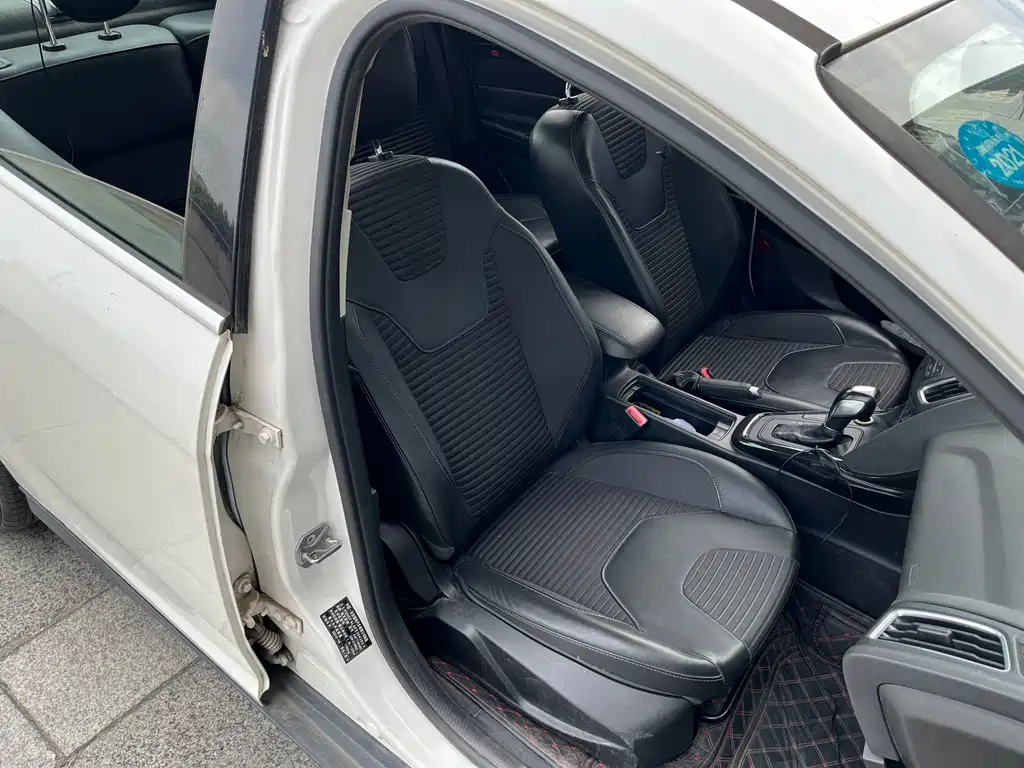Ford Focus 2015 — фото 16