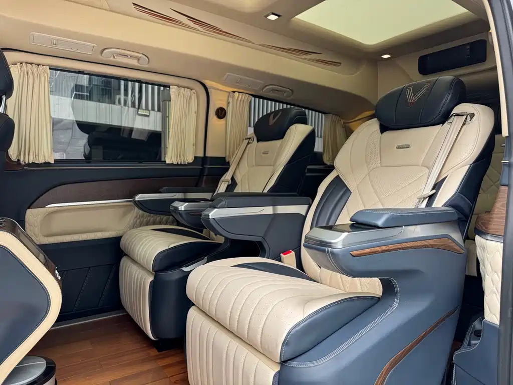 Mercedes-Benz V-Class 2023 — фото 13