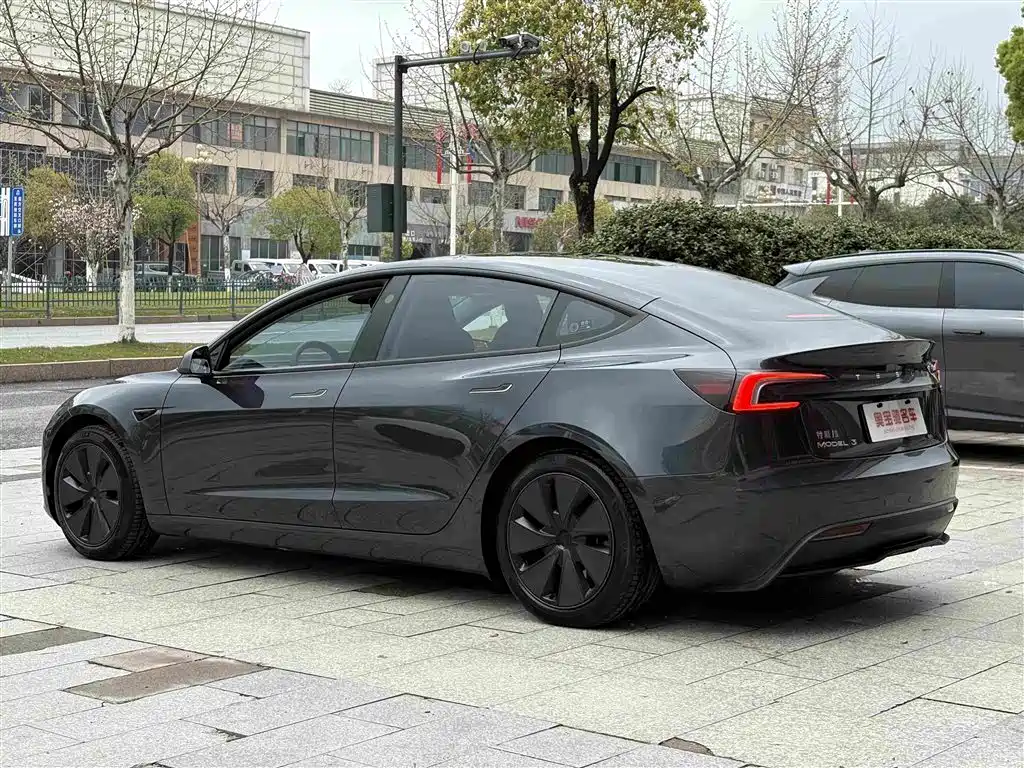 Tesla Model 3 2025 — фото 13