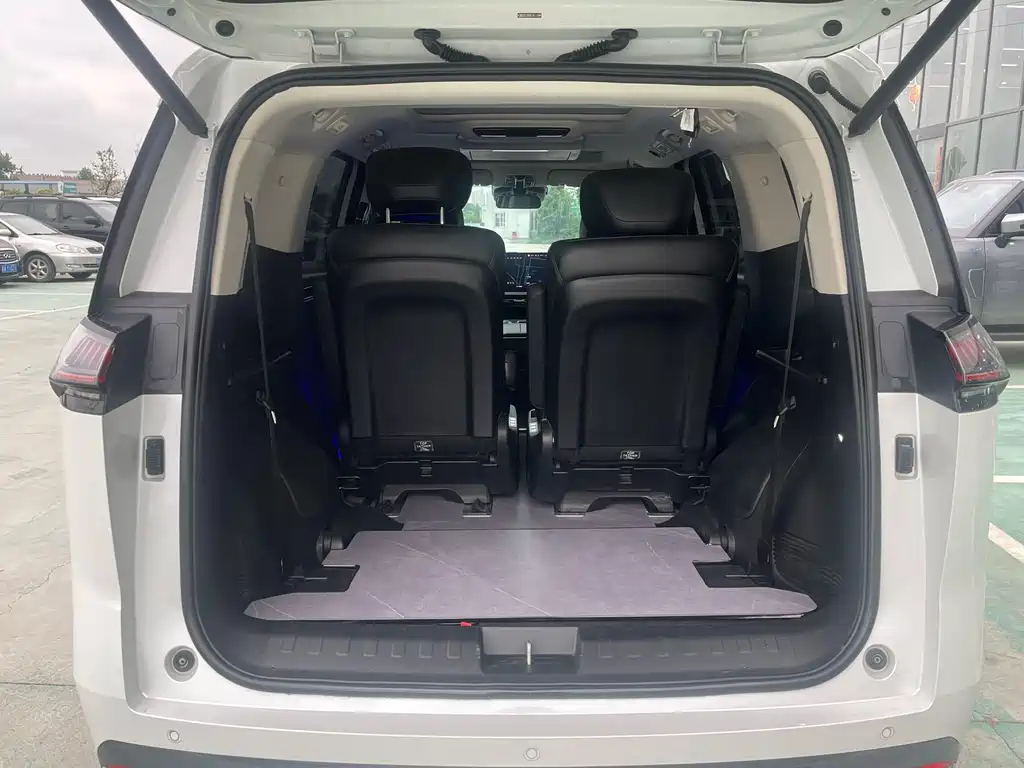GAC Motor E8 PHEV 2024 — фото 12