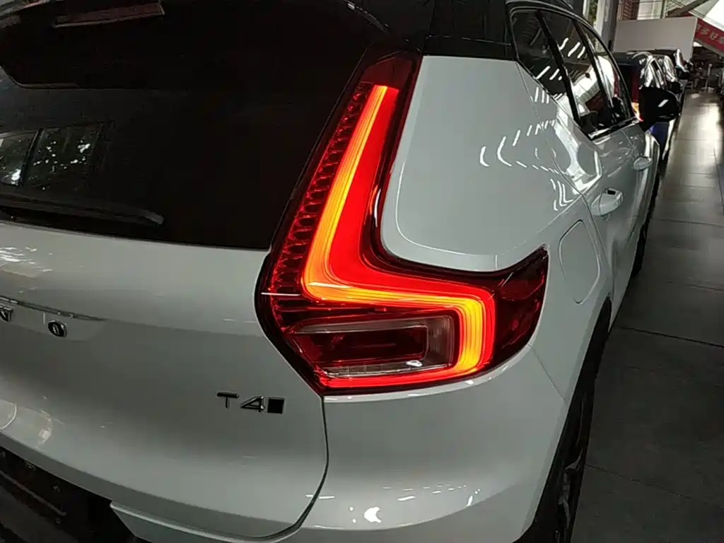 Volvo XC40 2021 — фото 8