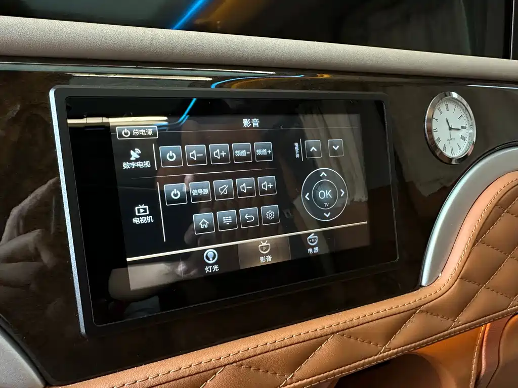 Mercedes-Benz V-Class 2019 — фото 17