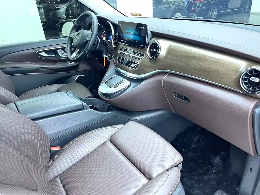 Mercedes-Benz V-Class 2023 — фото 10