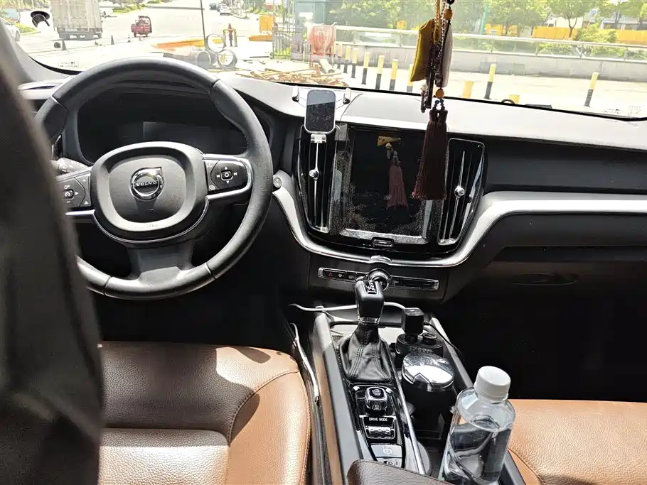 Volvo XC60 2020 — фото 12