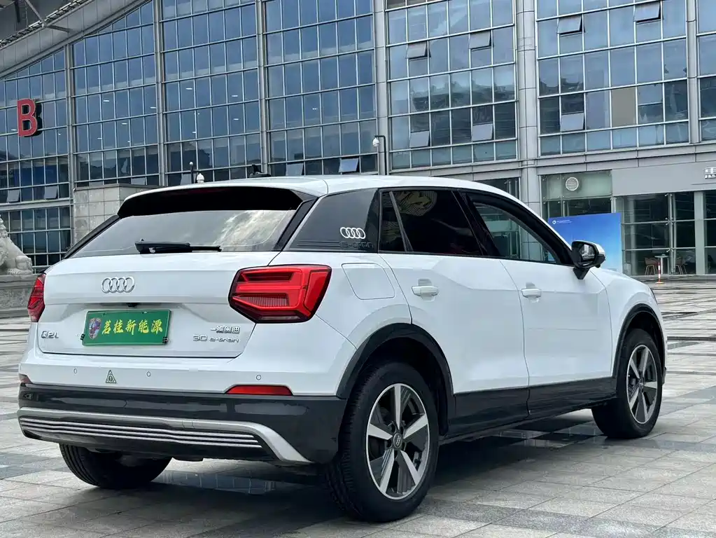 Audi Q2L e-tron 2021 — фото 17