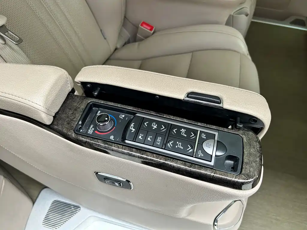 Mercedes-Benz V-Class 2021 — фото 17