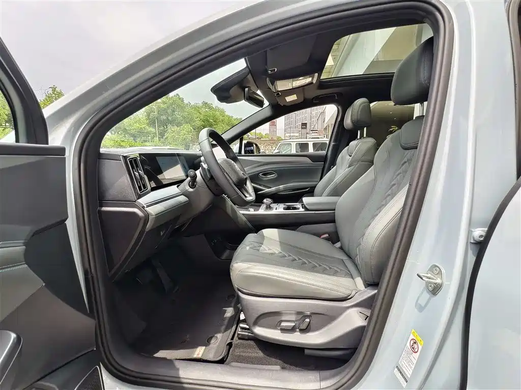 BYD L DM-i 2025 — фото 7