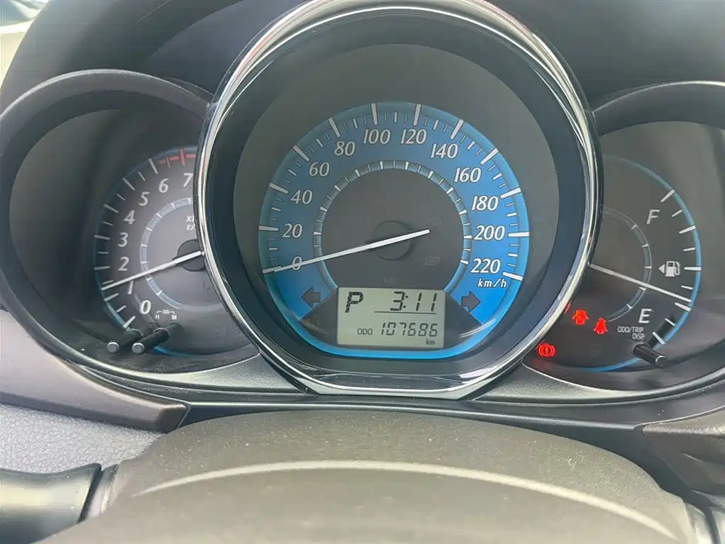 Toyota Yaris L 2015 — фото 11
