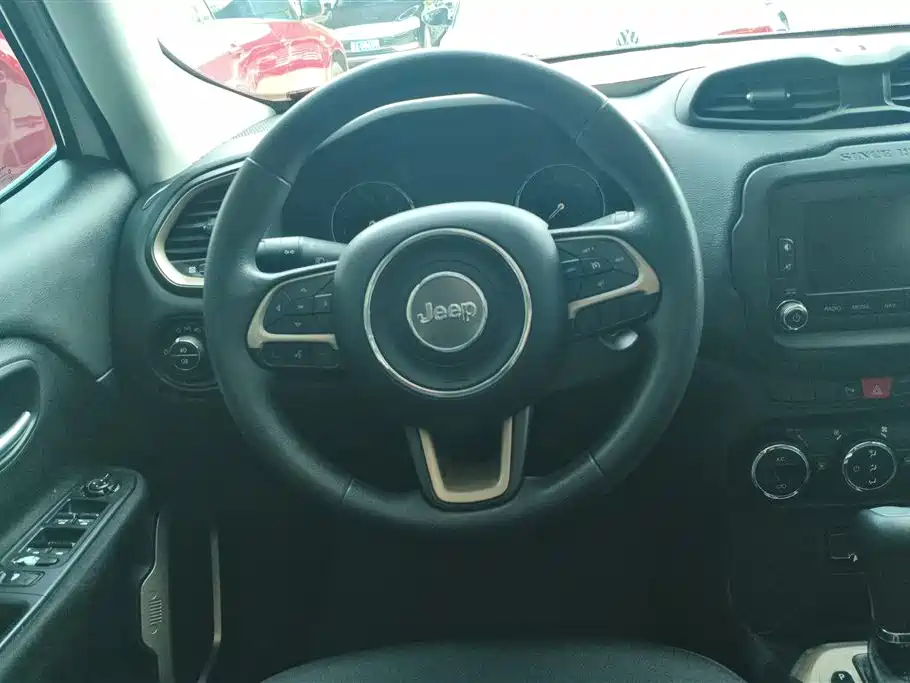 Jeep Renegade 2016 — фото 15