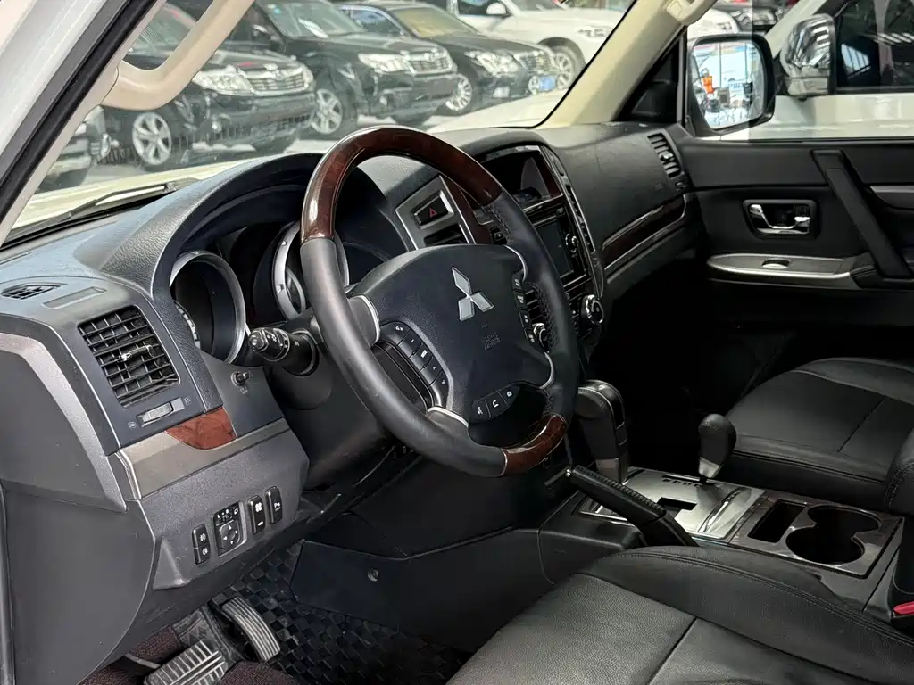 Mitsubishi Pajero 2018 — фото 15