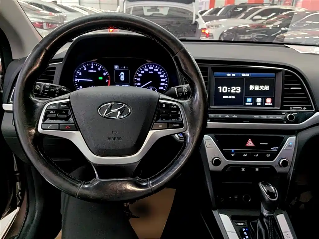 Hyundai Elantra 2016 — фото 10
