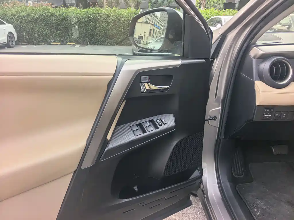 Toyota RAV4 2015 — фото 16