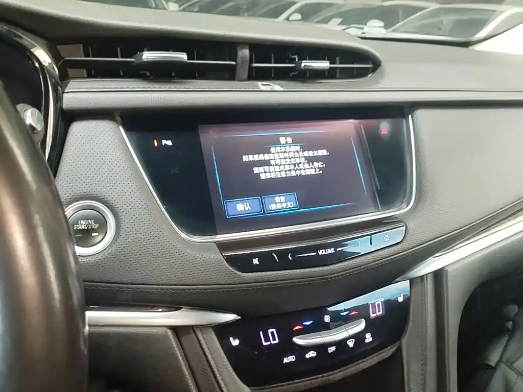 Cadillac XT5 2017 — фото 13