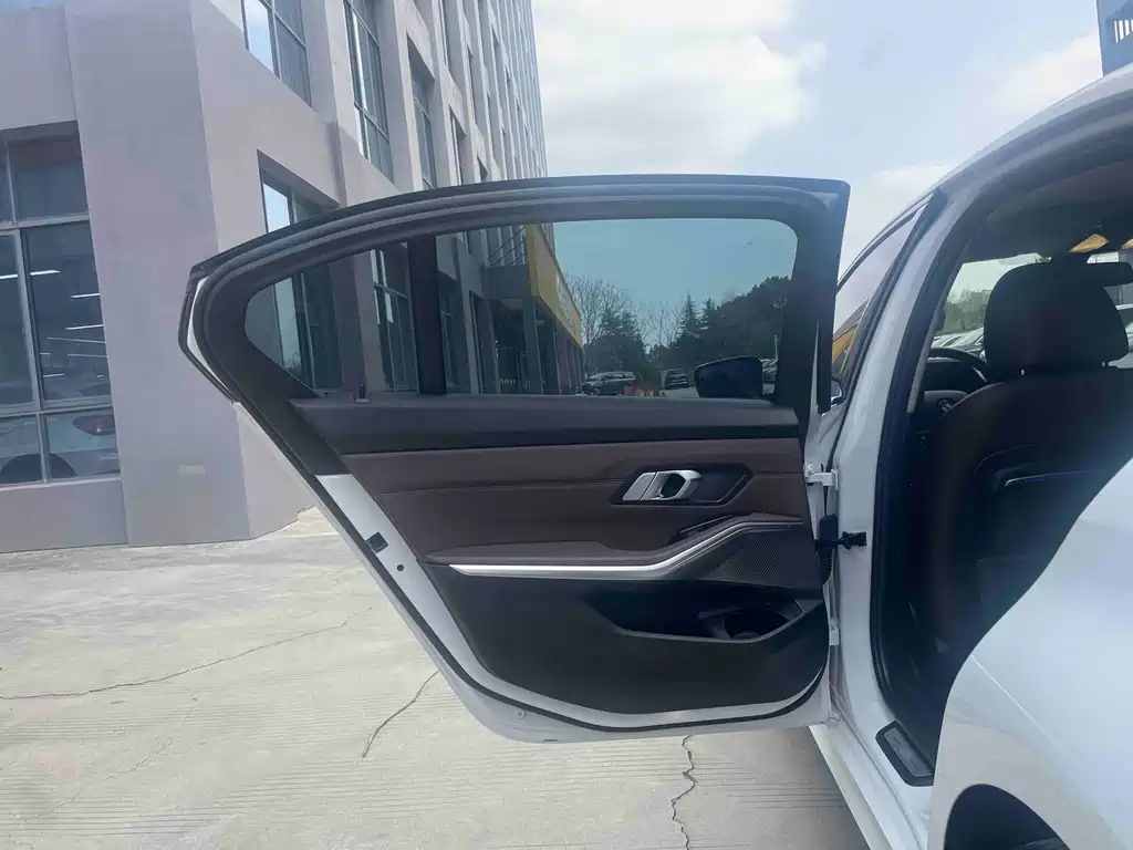 BMW 3 Series 2019 — фото 12