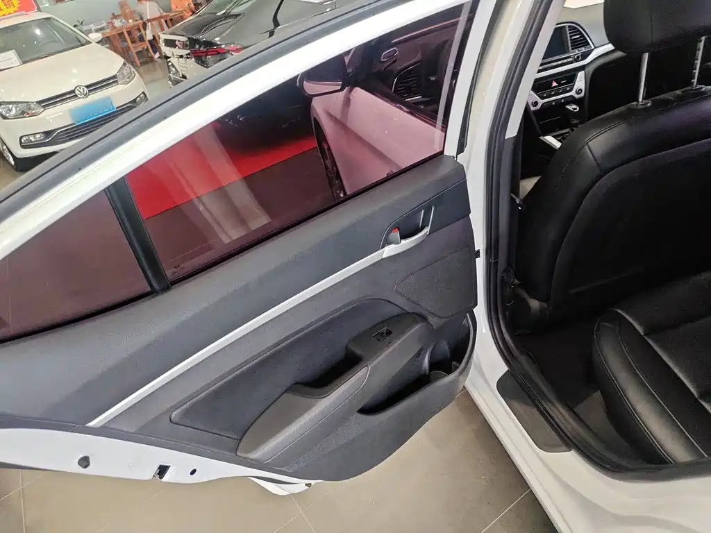 Hyundai Elantra 2018 — фото 19