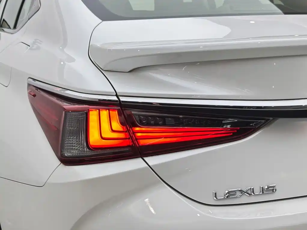 Lexus ES 2021 — фото 19