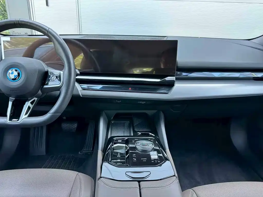BMW i5 2025 — фото 11