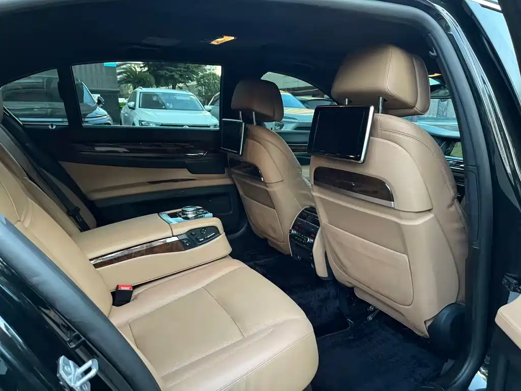 BMW 7 Series 2016 — фото 8