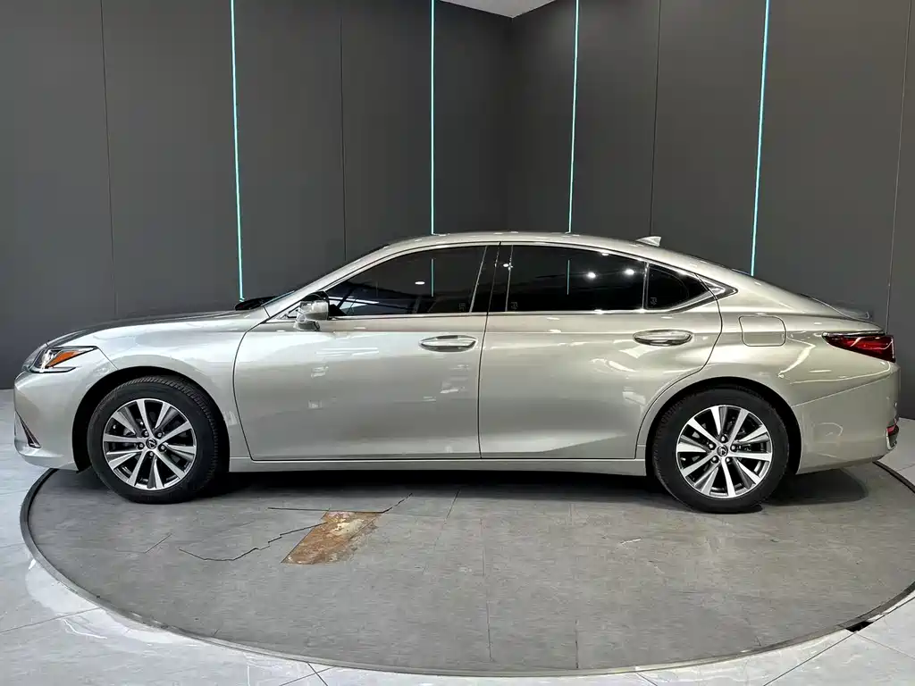 Lexus ES 2019 — фото 4
