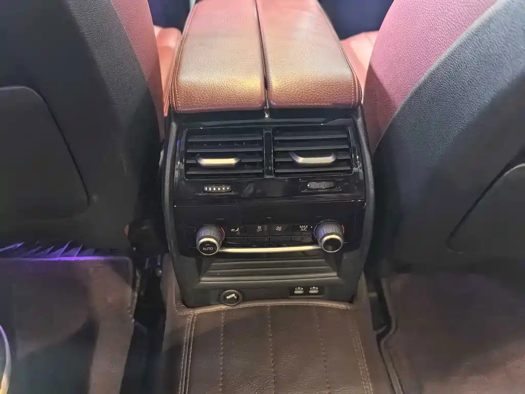 BMW 5 Series 2019 — фото 12