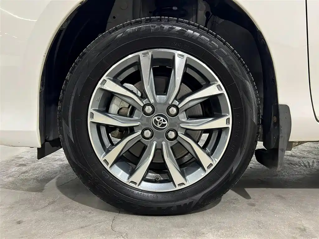 Toyota Yaris L 2022 — фото 16