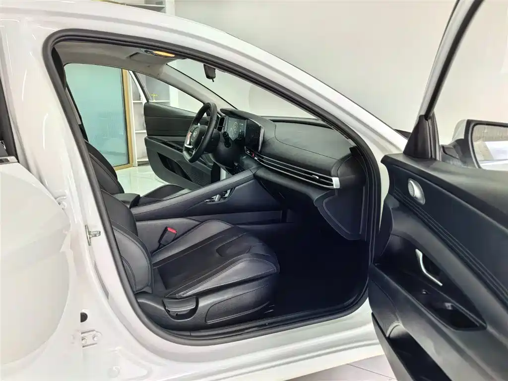 Hyundai Elantra 2023 — фото 17