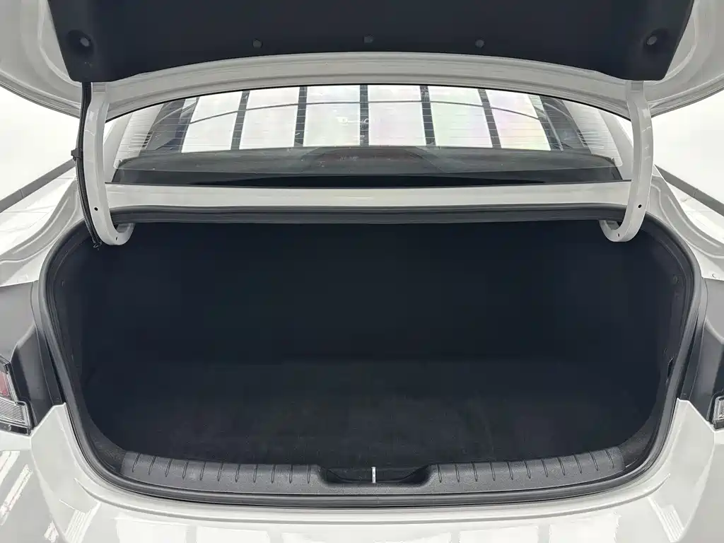 Hyundai Elantra 2023 — фото 18