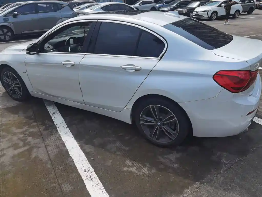 BMW 1 Series 2018 — фото 10