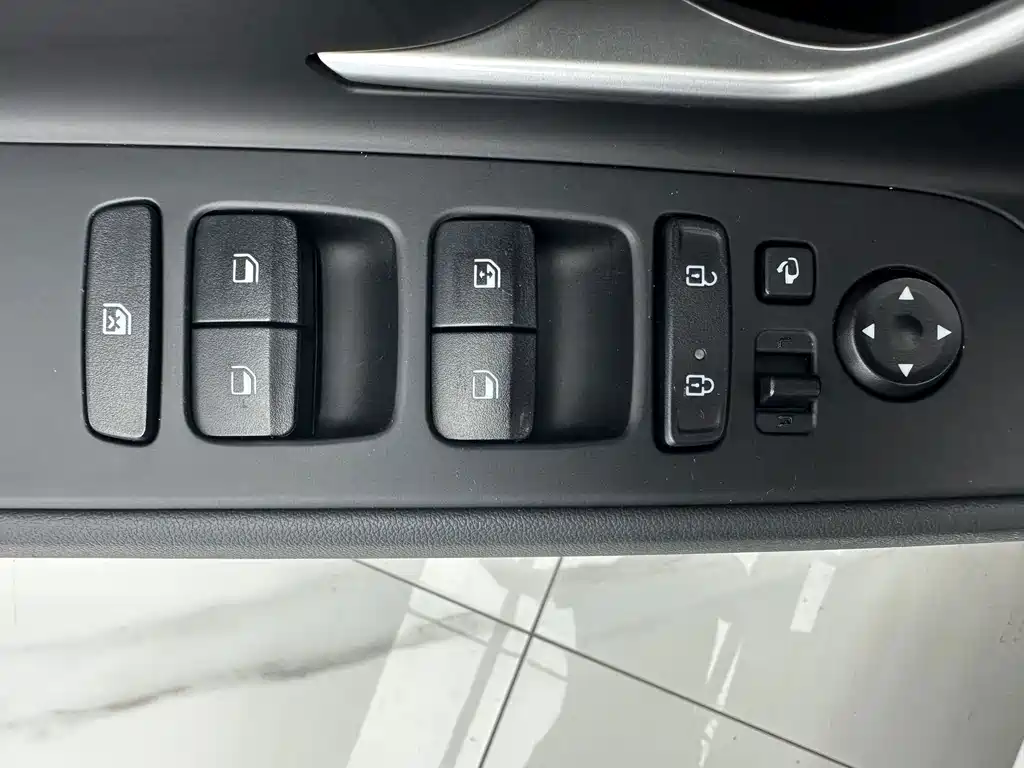 Hyundai Elantra 2023 — фото 12