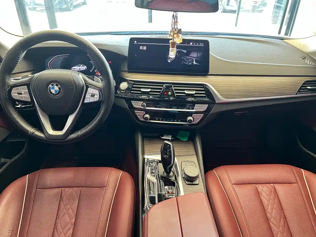 BMW 5 Series 2021 — фото 10