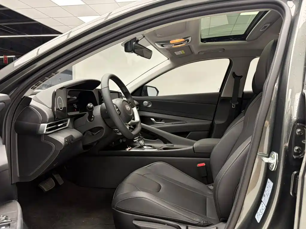 Hyundai Elantra 2023 — фото 15