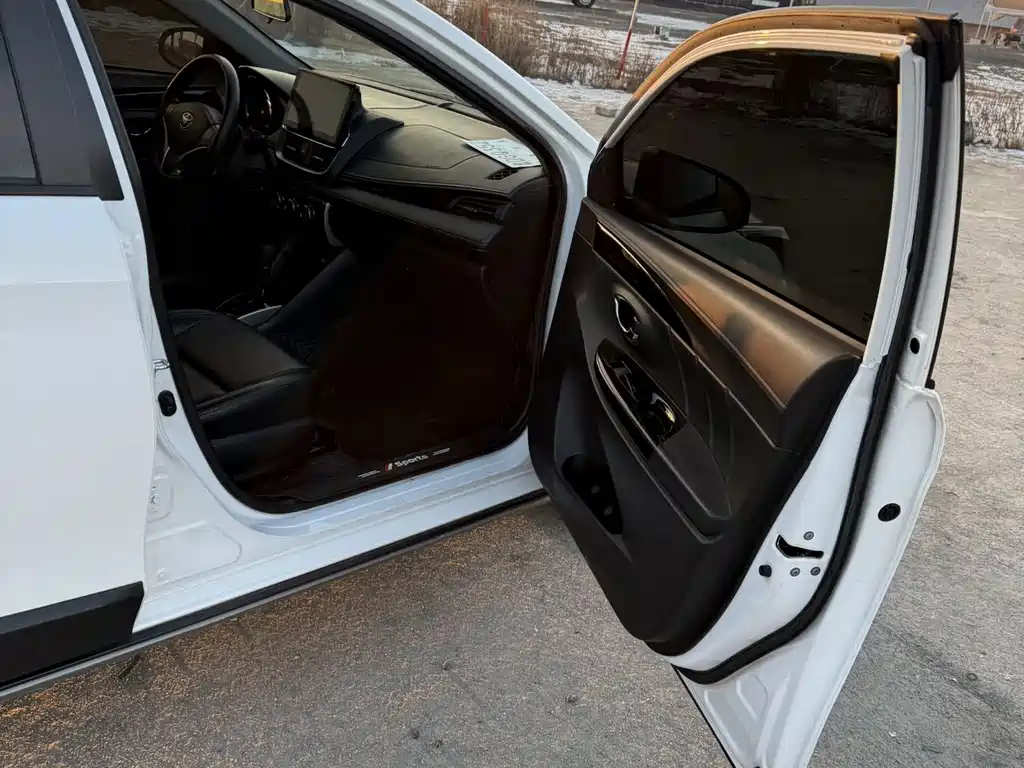 Toyota Yaris L 2022 — фото 13