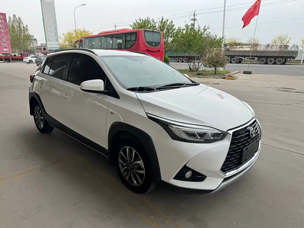 Toyota Yaris L 2023 — фото 3