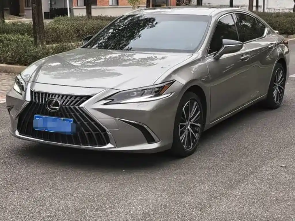 Lexus ES 2023 — фото 1
