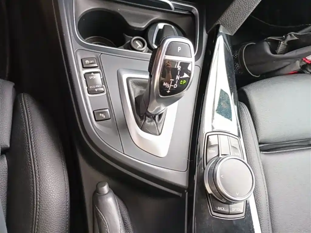 BMW 3 Series 2017 — фото 14