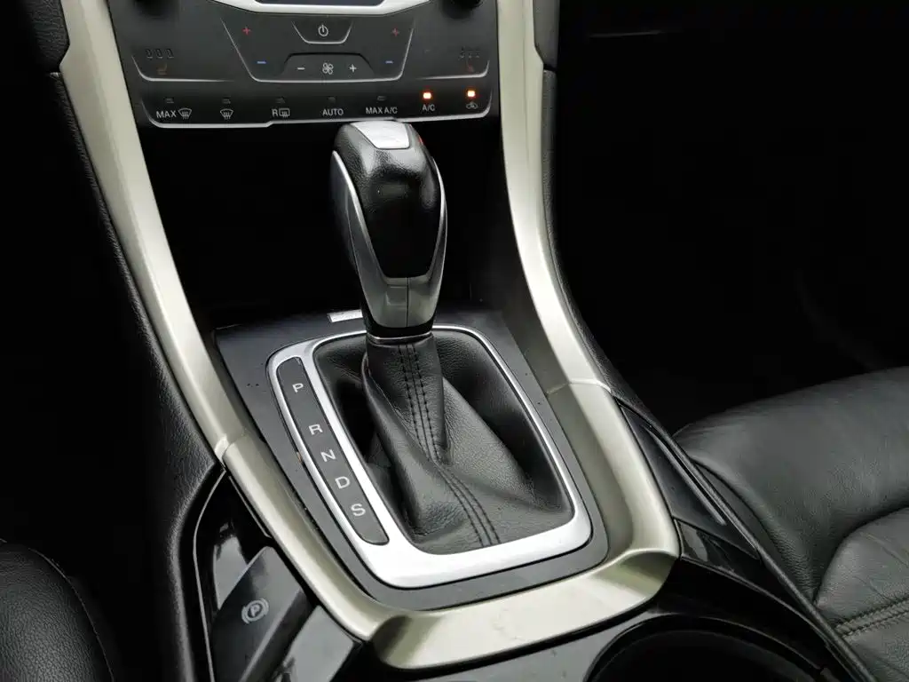 Ford Mondeo 2016 — фото 13