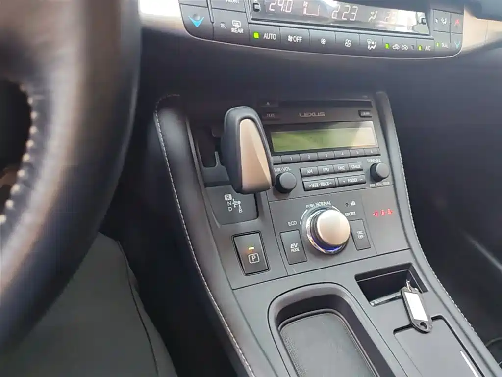 Lexus CT 2015 — фото 14