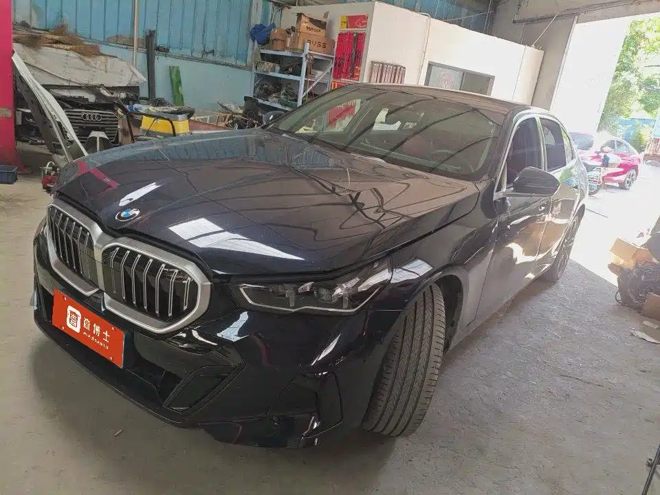 BMW 5 Series 2025 — фото 1