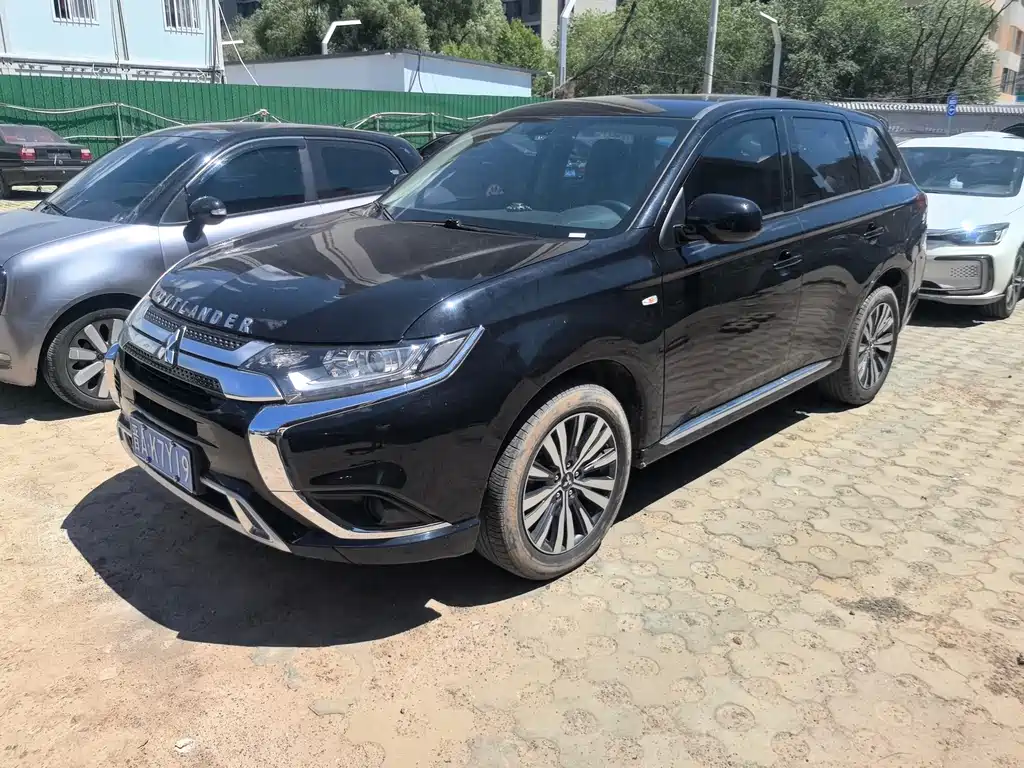 Mitsubishi Outlander 2022 — фото 1