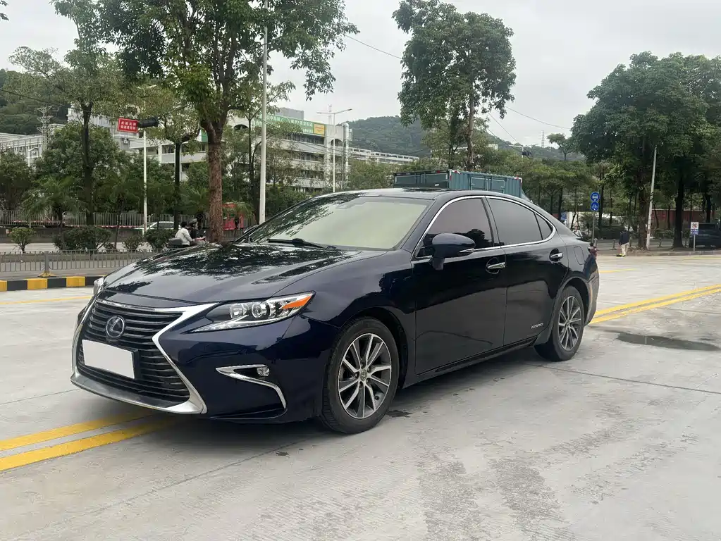 Lexus ES 2018 — фото 1