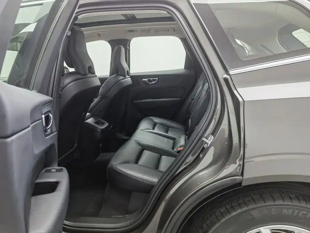 Volvo XC60 2018 — фото 15
