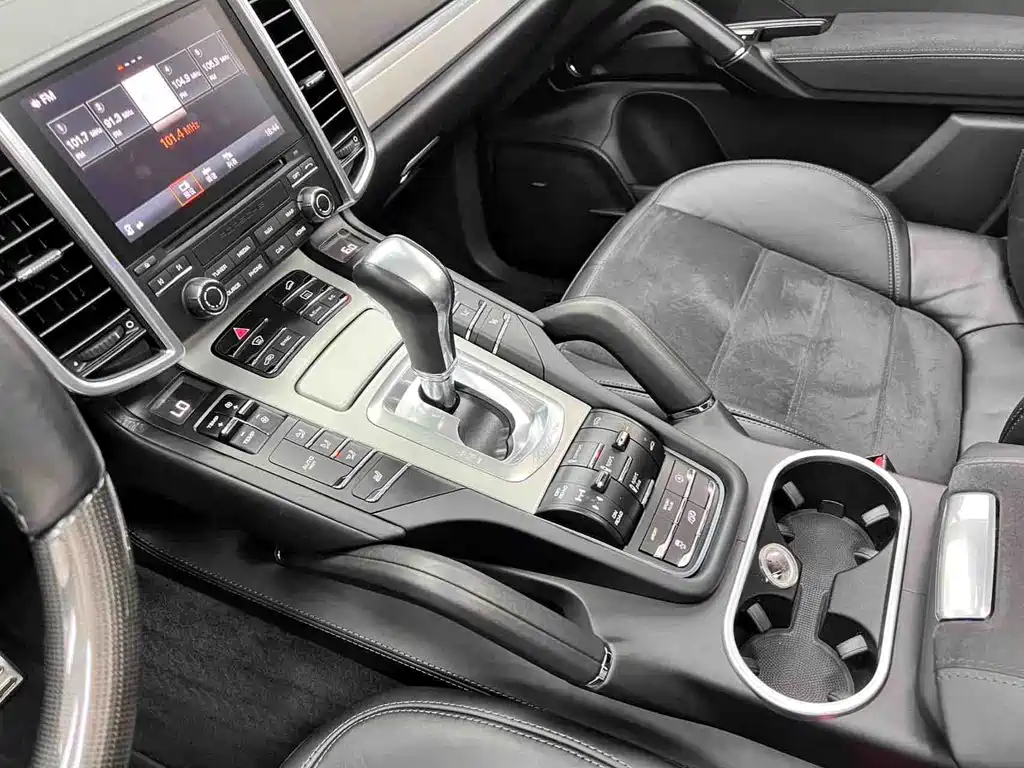 Porsche Cayenne 2017 — фото 18