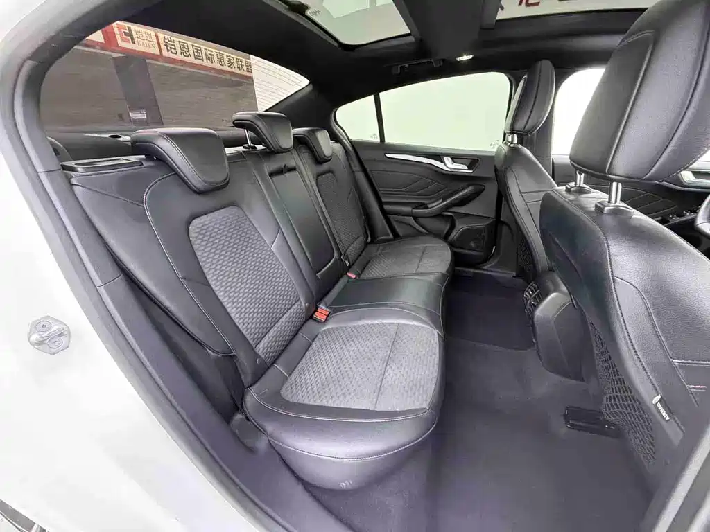 Ford Focus 2020 — фото 18