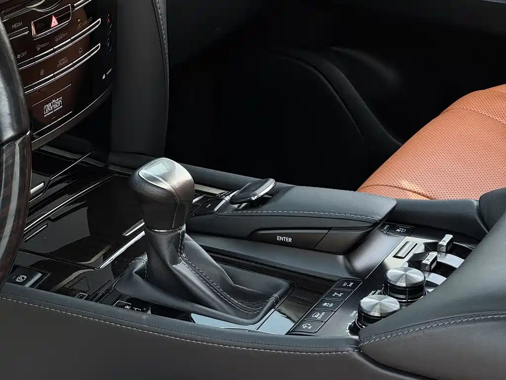 Lexus LX 2020 — фото 18