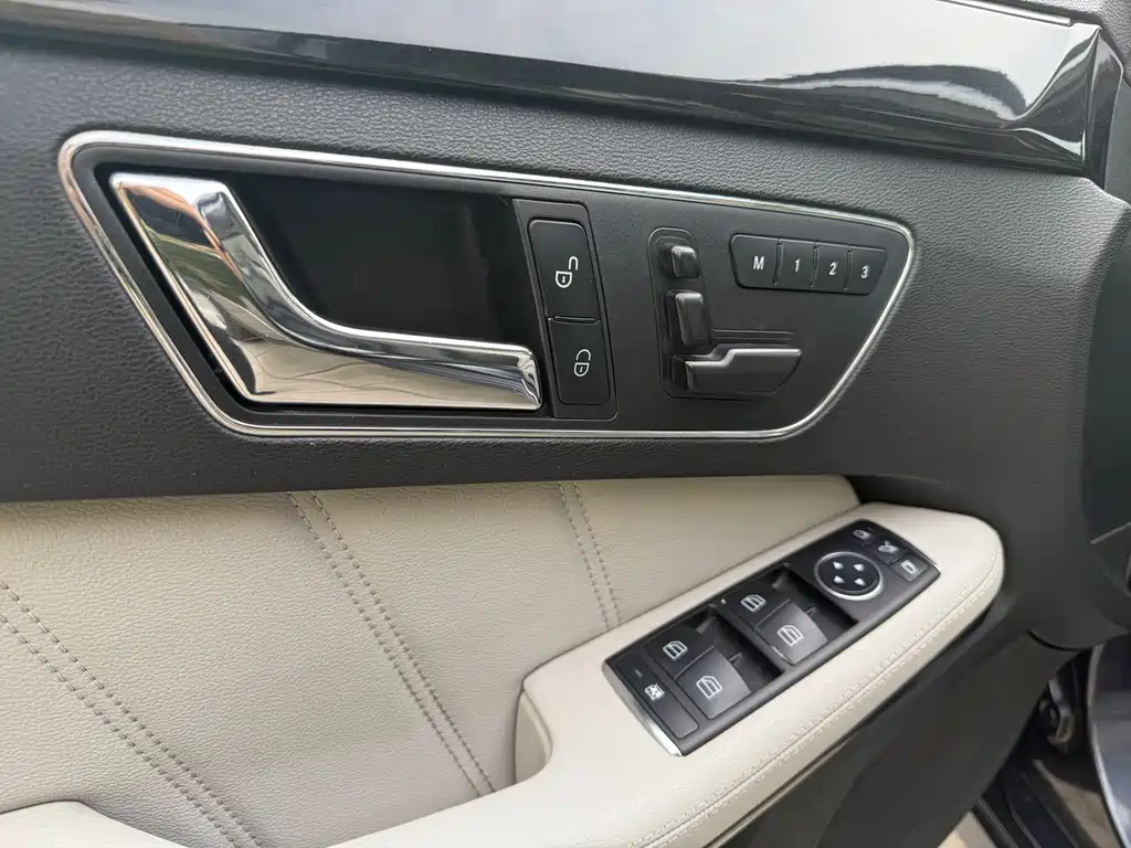 Mercedes-Benz E-Class 2011 — фото 13