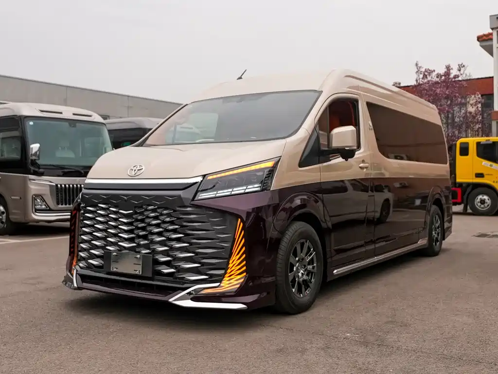 Toyota Hiace 2024 — фото 1