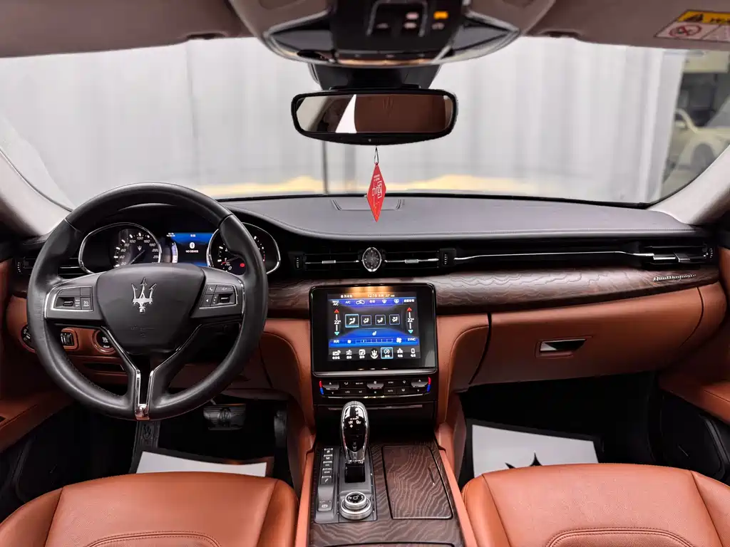 Maserati Quattroporte 2017 — фото 18