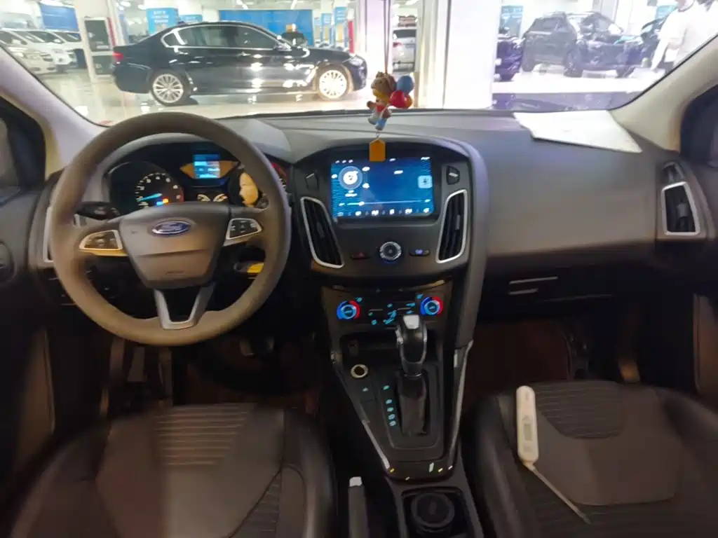Ford Focus 2018 — фото 10