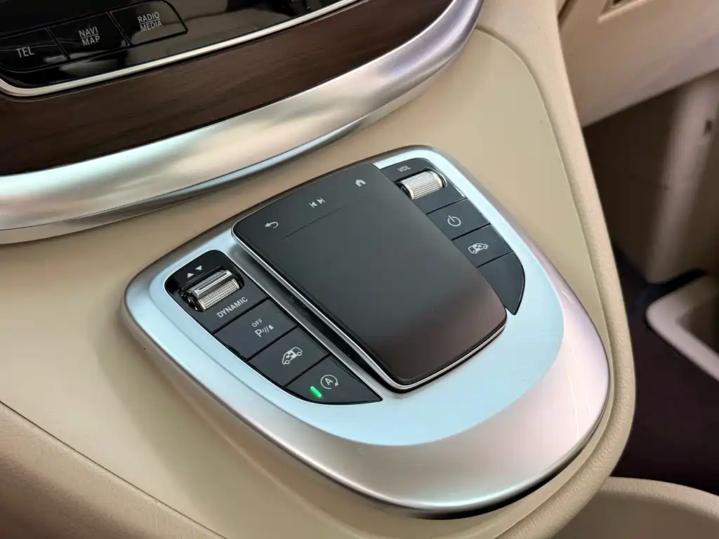 Mercedes-Benz V-Class 2022 — фото 16